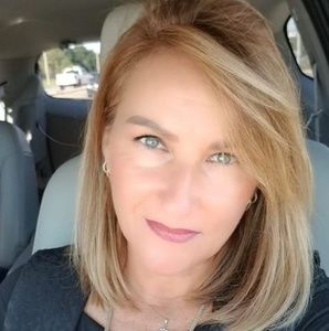 Meet your Posher, Eniko